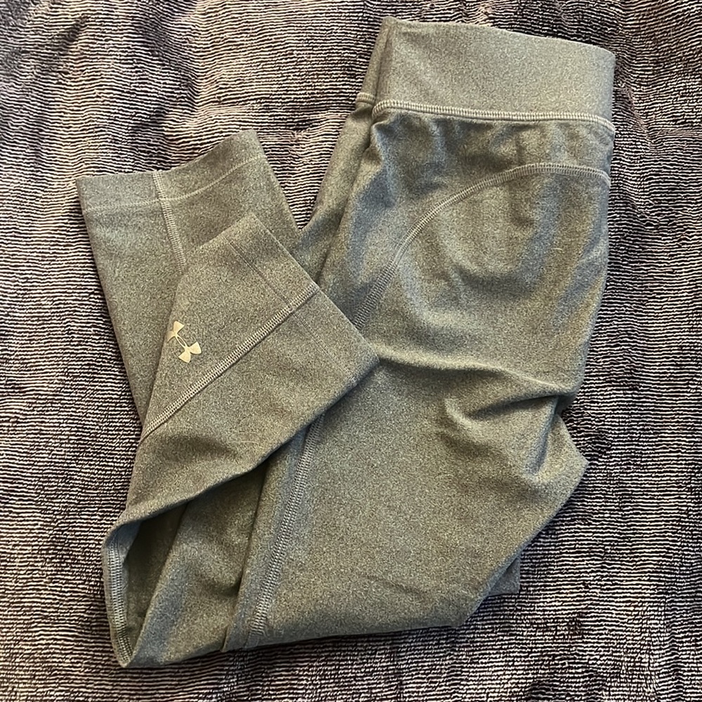 Under Armour sz S Heatgear Grey Crop Leggings